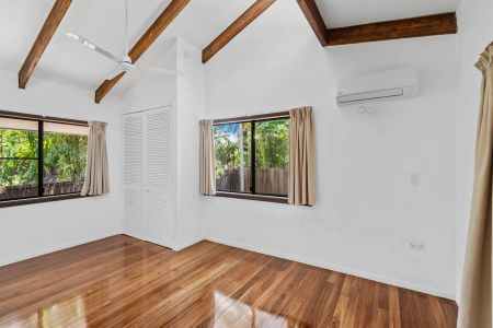 Costal retreat, steps to Kewarra Beach - Photo 5