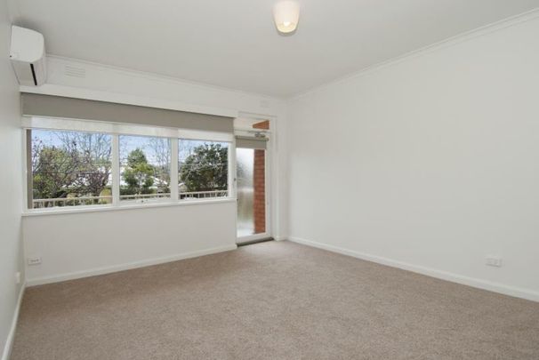 BRILLIANTLY LOCATED IN BAYSIDE! - Photo 1