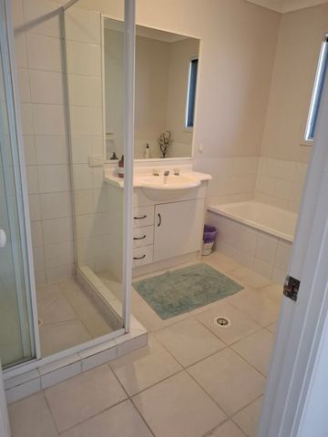 Furnished room near Parkwood tram stop - Photo 4