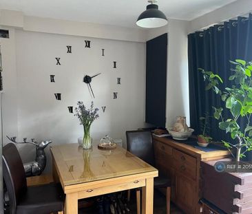 3 bedroom end of terrace house to rent - Photo 2