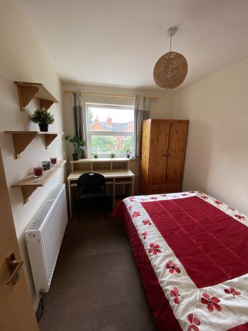 6 Bed Terraced House, Bishops Road, RG6 - Photo 2