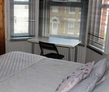 Bedroom Detached House In Charminster, BH8 - Photo 1