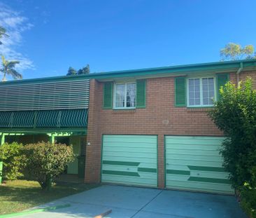 Spacious family home on a large block - Photo 3