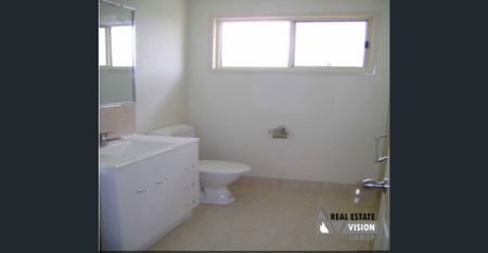 Modern 4 Bedroom Home - Photo 4