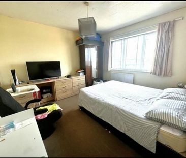 Room in a Shared Flat, Wendover Court, W3 - Photo 2