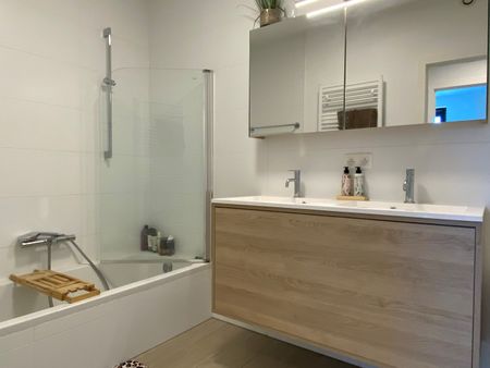 Modern 2-slaapkamer appartement met parking - Photo 5