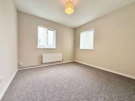 72 Lawnmount Crescent, Lisburn, BT27 4TU - Photo 2