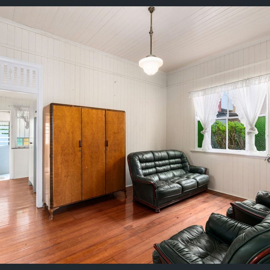 3 BEDROOM HOME IN THE HEART OF WOOLLOONGABBA - Photo 1