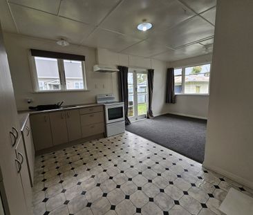 Great 3 bedroom home on Queenwood - Photo 6