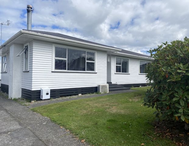 123R Pembroke Road, Stratford - Photo 1