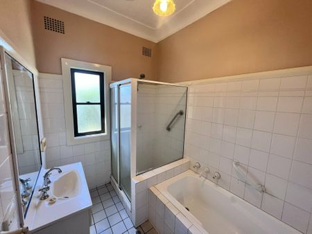 Three bedroom family home - Photo 2