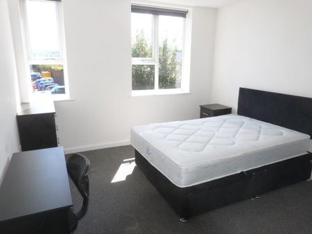 1 bedroom in a flat share to rent - Photo 2