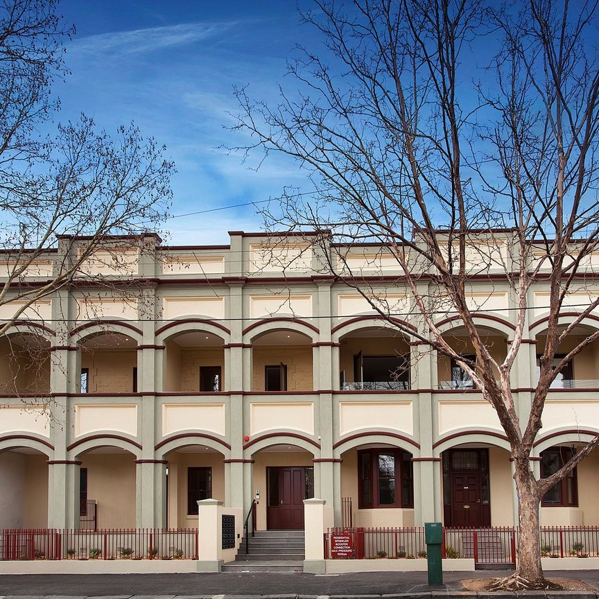 STUNNING STUDIO APARTMENT OPPOSITE ROYAL EXHIBITION BUILDINGS - Photo 1