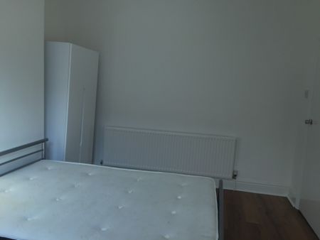 4 BED STUDENT HOME – BILLS INCLUDED - Photo 2