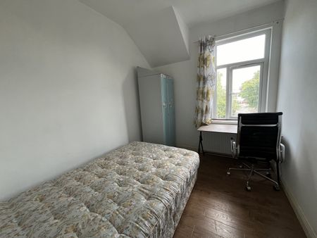 3 Bed Flat, Stockport Road, M12 - Photo 2