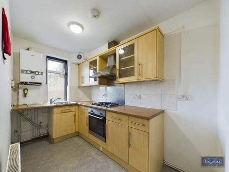 3 bedroom flat to rent - Photo 4