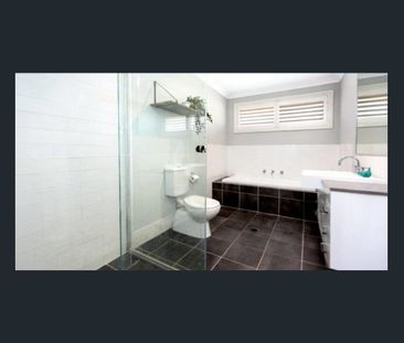 Beautiful Family Home with a separate Media - Photo 2