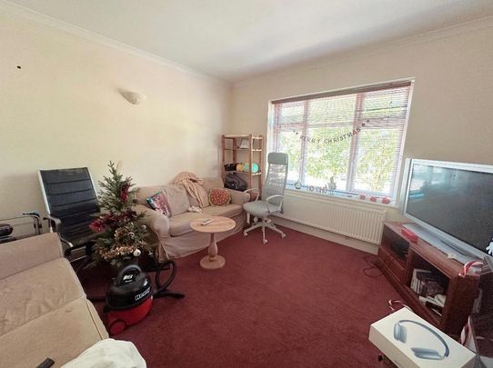 1 bedroom in a house share to rent - Photo 1