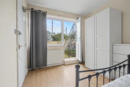 Semi detached house to rent - Photo 2