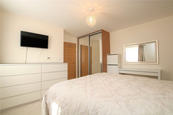 Reservoir Crescent, Reading, Berkshire, RG1 - Photo 1