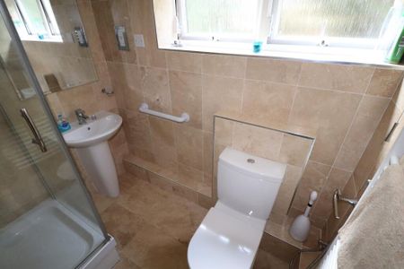 3 bedroom flat to rent - Photo 5