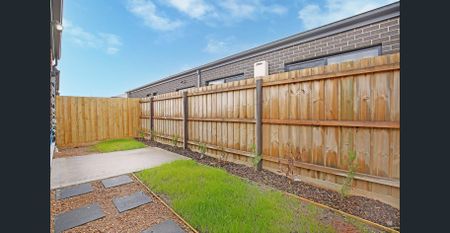 MODERN THREE BEDROOM HOME - Photo 5