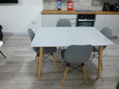 4 bedroom flat to rent - Photo 5