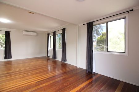 SPACIOUS FAMILY HOME WITH LARGE BACKYARD! - Photo 2