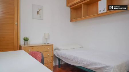 Double bed in Room in a shared 4-bedroom apartment for rent in Fontarrón, perfectly suited for professionals and students - Photo 5