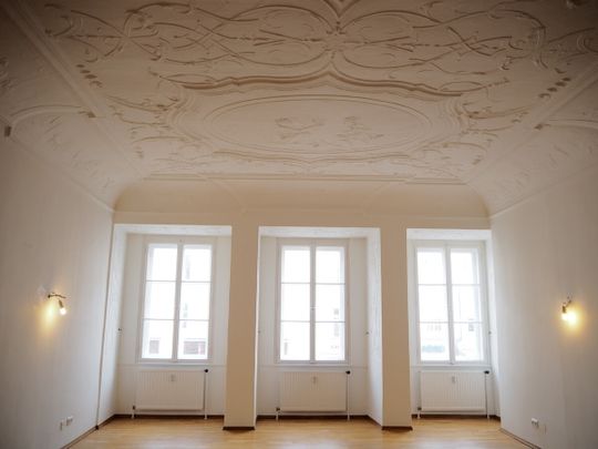 Elegante Loft-Wohnung mit Stuckdecken & Intarsientüren - Photo 1