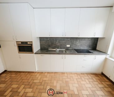 Appartement met autostandplaats in het centrum van Bilzen - Photo 4