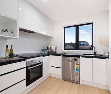 Warm & Spacious Family Home In New Lynn - Photo 3