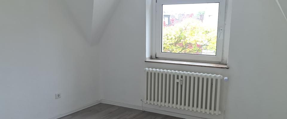 Gepflegte 4-Zimmer-Dachgeschosswohnung zu vermieten! 1Nettokaltmiete frei (2. Monat) - Photo 1