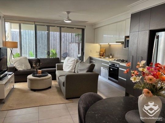 Ground-Floor Apartment with Private Courtyard & Resort-Style Facilities - Photo 1