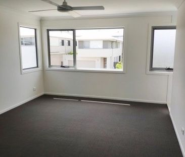 Executive Modern Designed Family Home - Photo 1