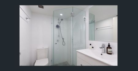 Modern one-bedroom loft-style apartment. - Photo 4