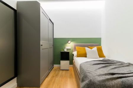 Travessera de Gràcia, Barcelona, Catalonia 08006 - Photo 5