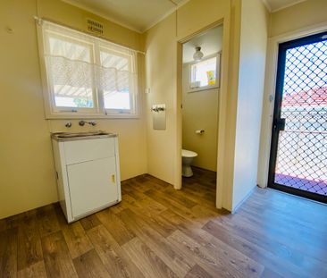 NEED A HUGE WORKSHOP? - Photo 4