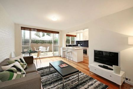 Spacious Unfurnished 1-Bedroom Apartment with Large Courtyard - Photo 5