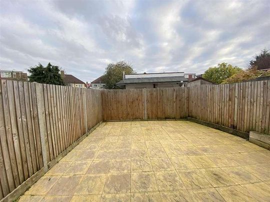 Beautifully Renovated Bedroom House In Edgware, HA8 - Photo 1