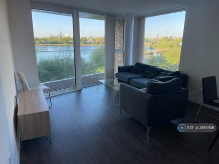 2 bedroom flat to rent - Photo 2