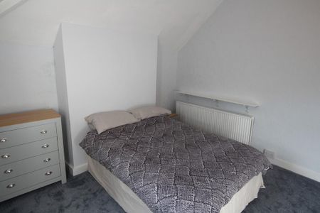 1 bedroom in a house share to rent - Photo 2