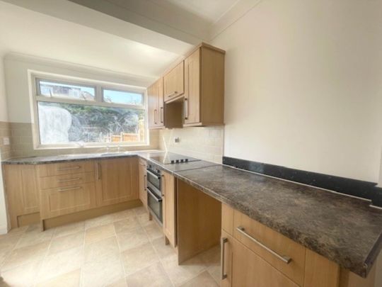 Birds Farm Ave, Romford - Photo 1