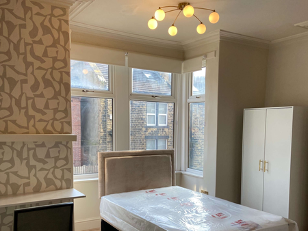 🏡 New! Leeds House Share ✨ Be First To Move In! - Photo 2