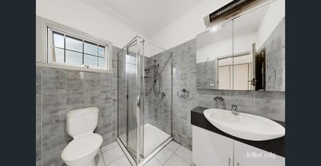 Spacious 4 Bedroom Living - Photo 5