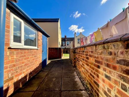 2 bedroom Mid Terraced House to let - Photo 2