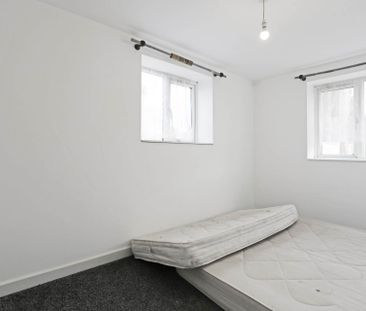 Price £2,700 pcm - Available Now - Part Furnished - Photo 2