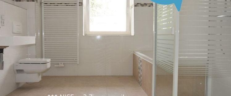 Tageslichtbad mit Wanne und Dusche • modernes Laminat • Abstellraum • Gartenmitbenutzung - Photo 1