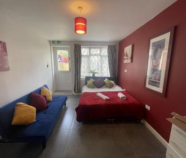 1 bedroom in a house share to rent - Photo 2