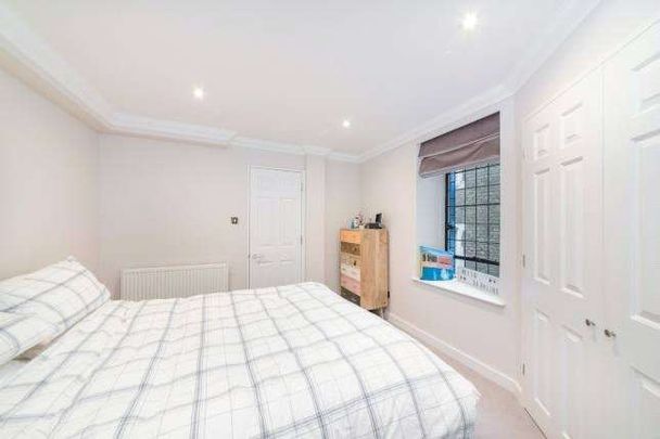 Lovely one bedroom apartment with own entrance set within a beautiful church conversion in Angel. - Photo 1